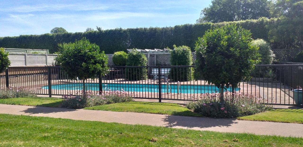 Hotel Rustling Oaks Nz Boho Pool House Cambridge Exterior foto